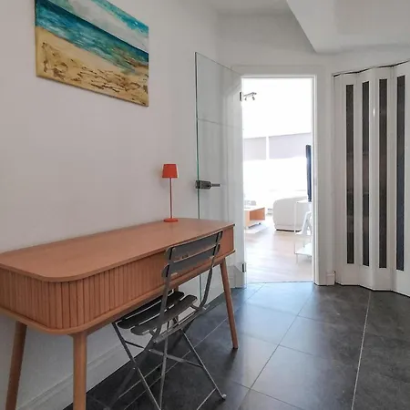 Front In Apartment *